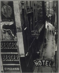 brassai-dit-halasz-gyula-1899-1984-la-rue-quincampoix-et-ses-hotels-de-passe-1932.jpg